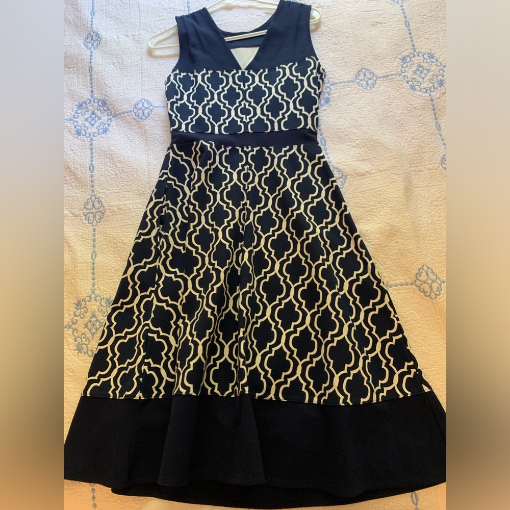 Lands End Navy/white Geometric dress with Front Pockets Size 2-4 - Picture 3 of 6